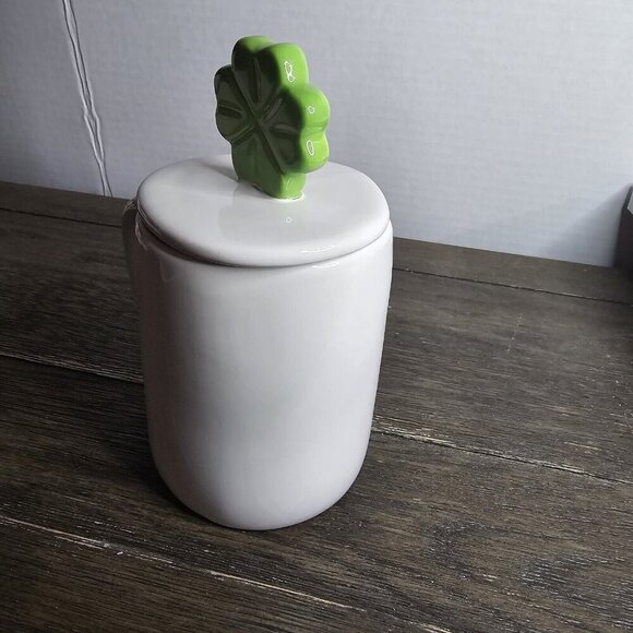 NWT Rae Dunn Artisan Kiss Me St Patrick's Day Mug Four Leaf Clover Topper 2021 - Picture 6 of 10